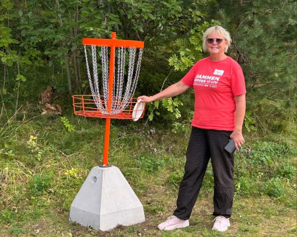 Inger Victor i frisbeegolfbanen